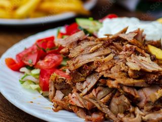 Kebab na talerzu z bułka