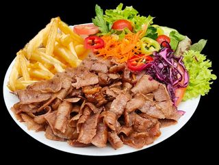Kebab na talerzu z frytkami