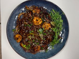 Chow mein z krewetkami