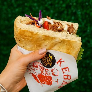 Kebab w bułce mięso mieszane