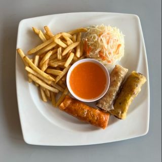 Saigonki z surówką i frytki