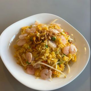 Ryż smażony z krewetkami koktajlowymi