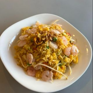 Ryż smażony z krewetkami koktajlowymi