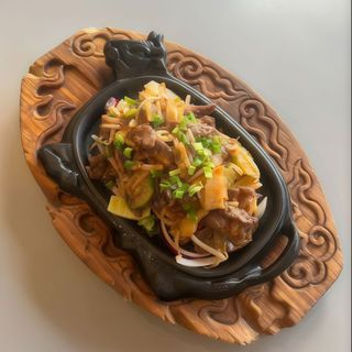 Wołowina po tajsku na gorącym żeliwie