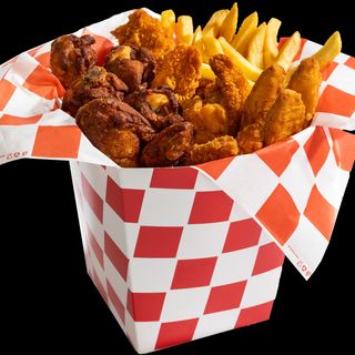 Duży kubełek skrzydełek