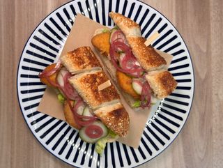 Bagietka ze smażonym serem wędzonym