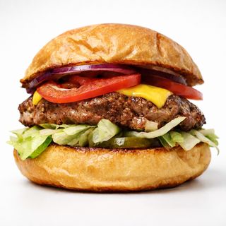 Klasyczny cheeseburger z wołowiną i cheddarem