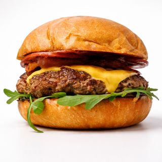 BBQ burger z bekonem i cheddarem