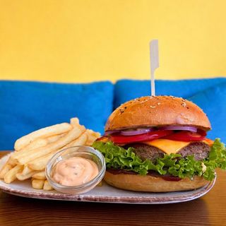 Klasyczny Burger z Frytkami i Sosem