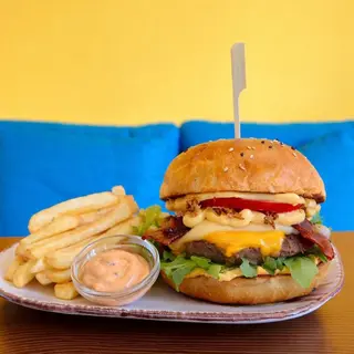 Burger serowy z potrójnym serem i bekonem z Frytkami