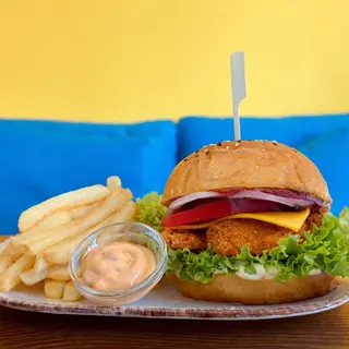 Burger z chrupiącym kurczakiem i cheddarem z Frytkami