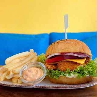 Kurczak Burger z Frytkami i Sosem