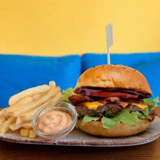 BBQ burger z bekonem i cheddarem z Frytkami
