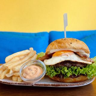 Jaja Burger z Frytkami i Sosem