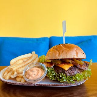 Ostry Burger z Frytkami i Sosem