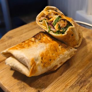 Wrap z szarpaną wieprzowiną