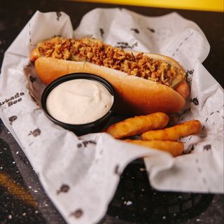 Hot dog i ogórek piklowany, cebulka prażona