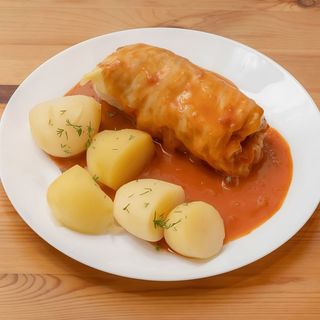 Gołąbek w sosie pomidorowym z dodatkami do wyboru