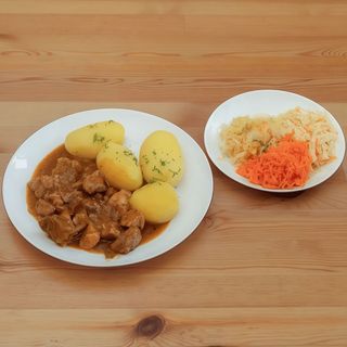 Gulasz wieprzowy z dodatkami do wyboru