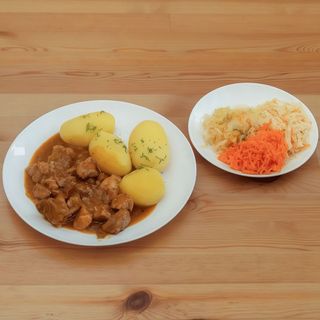 Gulasz wieprzowy z dodatkami do wyboru, z zupa
