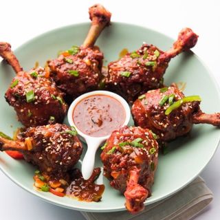 Smażone kawałki kurczaka w pikantnym cieście z mąki z ciecierzycy.