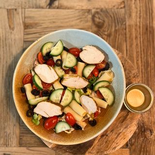 Sałatka z kurczakiem i rigatoni