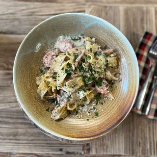 Papardelle z boczkiem w sosie śmietanowo serowym