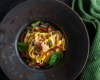 Tagliatelle z kurczakiem i szpinakiem