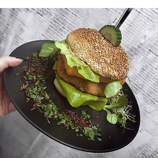 Burger Drwala z porcją frytek