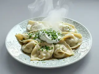 Pielmieni z łososiem, szpinakiem i serem