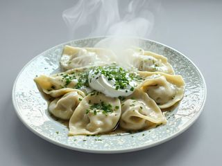 Pielmieni z łososiem, szpinakiem i serem