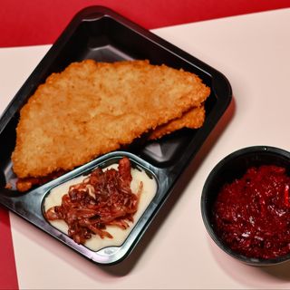 Kotlet schab z ziemniakami i surówka