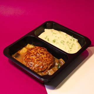 Kotlet wieprzowy z puree ziemniaczanym i sosem warzywnym