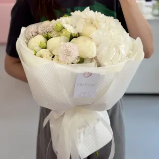 Mix kwiatów: hortensja, piwonia, eustoma, skabioza