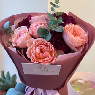 Mix kwiatów róża brzoskwiniowa piwoniowa, eukaliptus i goździk