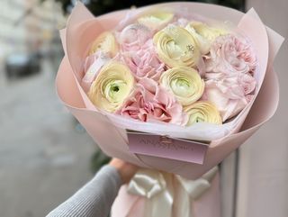 Jaskry 8 szt , hortensja 1 szt , róża piwoniowa 7 szt