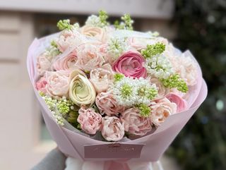 Tulipany, jaskry, bez w różowym pakowaniu