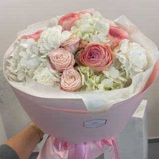 Mix kwiatów ranunkulus, hortensja, goździk, róża gałązkowa