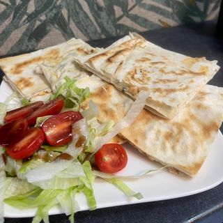 Gözleme z jajkiem i sucukiem (turecka pikantna kiełbasa)