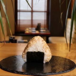 Onigiri z pastą z pieczonego łososia