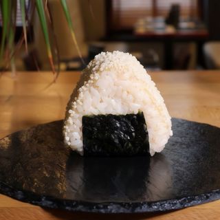 Onigiri z pastą z pieczonego tuńczyka