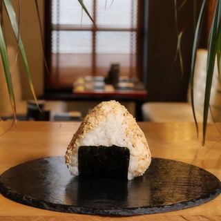 Onigiri z tatarem z łososia