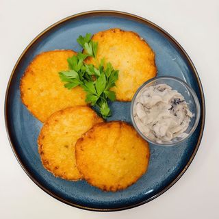 Placki ziemniaczane z sosem pieczarkowym