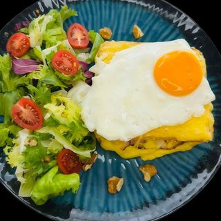 Croque-Madame + Sałatka. Sok gratis