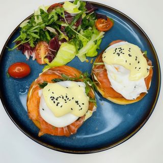 Jajka po benedyktyńsku +Sałatka. Sok gratis