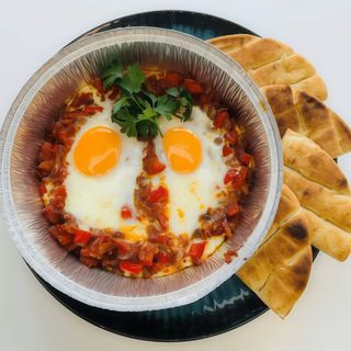 Shakshuka + Sałatka. Sok gratis
