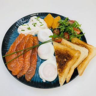 Łosoś i jajka + Salatka. Sok gratis