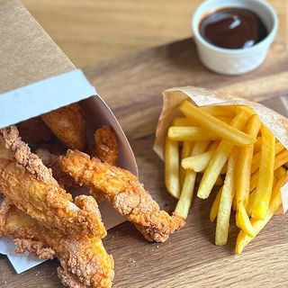 Strips z kurczaka z frytkami (4 szt)