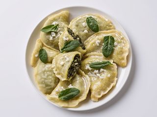 PIEROGI ZE SZPINAKIEM I BIAŁYM SEREM
