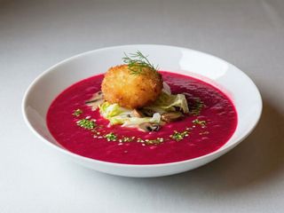 Barszcz czerwony z krokietem wege